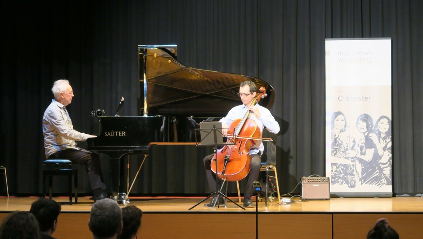 Diego Lesmes am Cello, begleitet von Jean Lemaire am Konzertflügel.