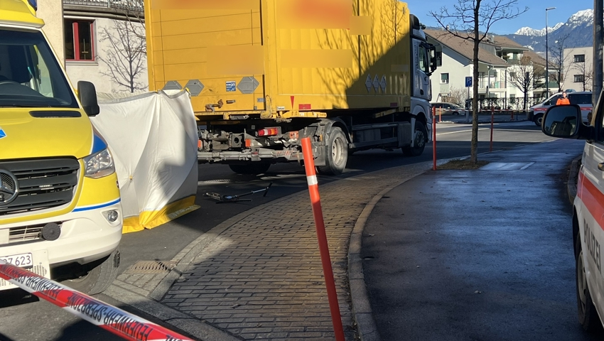 Obwohl die Rettungskräfte rasch vor Ort waren, verstarb der Junge noch an der Unfallstelle.