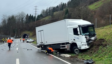 Frontalkollision vor Tunnel fordert Todesopfer