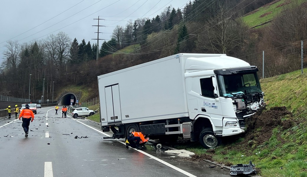 Die 43-Jährige Autofahrerin verstarb noch an der Unfallstelle.