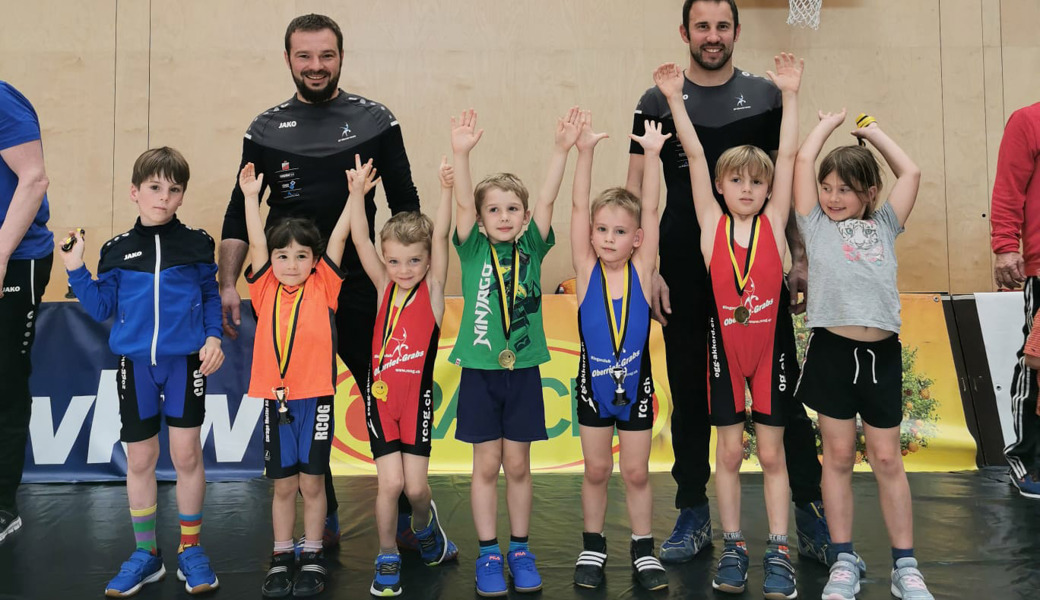 Für jeden gab’s eine Medaille: Die KiRis mit den Trainern Angelo Loher und Urs Zogg.