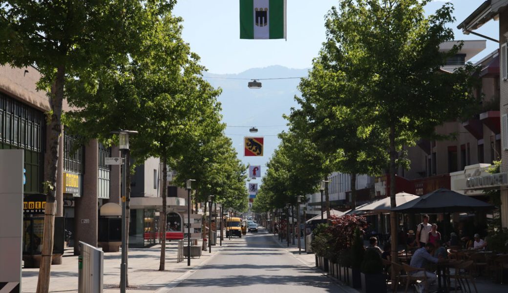  Bereit für den Nationalfeiertag: In der Bahnhofstrasse hängen Fahnen der Stadt Buchs, der Schweiz und von allen Kantonen. 