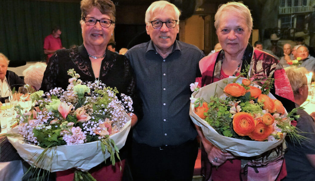  Präsident Andreas Vetsch ehrte Vorstandsmitglied Ruth Crescente (links) und Camping-Platzchefin Margrith Zweifel für ihr zehnjähriges Engagement. 