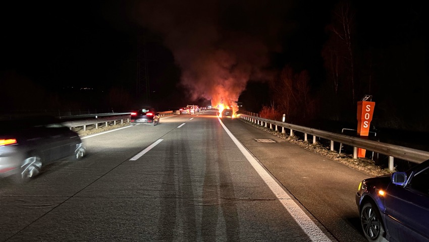 Der Brand sorgte für Verkehrsbehinderungen im Morgenverkehr.