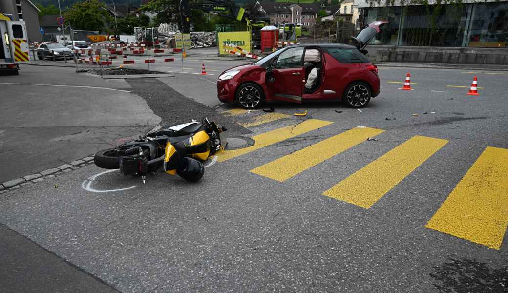 Der Motorradfahrer wurde leicht verletzt.