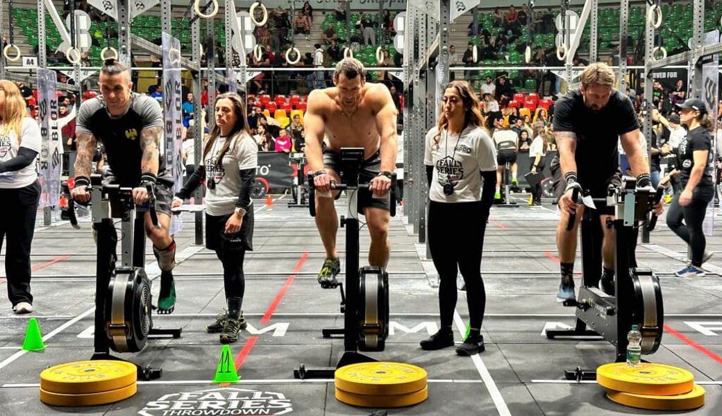  Tobias Zogg (Mitte) erkämpfte sich am Functional Fitness Event «Fall Series Throwdown» den fünften Platz seiner Altersklasse. 