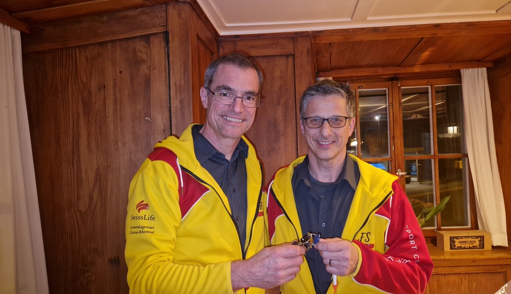 Der Sportliche Leiter tritt ab: Bruno Scherrer (rechts) übergibt die Hallenschlüssel und das Vorstandsamt an Paul Koch.