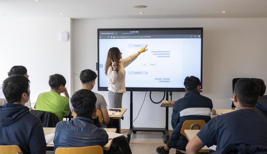 Deutschunterricht: Die jungen Männer drücken mehrere Stunden am Tag die Schulbank. 