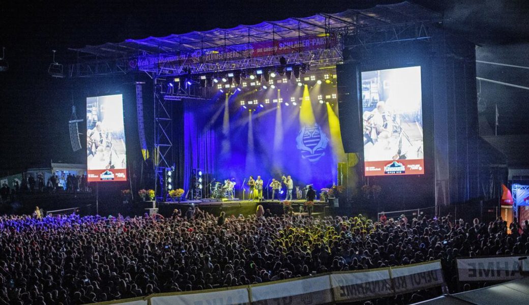  Ausverkauft: Rund 15000 Schlagerfans sind zum Schlager-Open-Air am Flumserberg angereist, um unter anderem Stars wie Andrea Berg, die Schlagerpiloten, Linda Fäh, Howard Carpendale, die Fäaschtbänkler und Nik P. zu erleben. Bilder: Gianluca Volpe