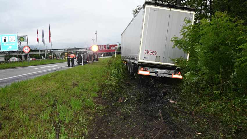 Der Lastwagenfahrer wurde bei seinem Selbstunfall leicht verletzt.