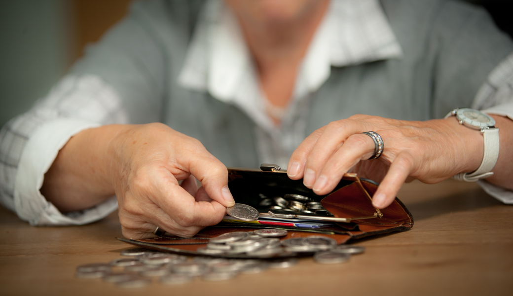 Geld kann im Alter knapp sein. Es hätten allerdings viele Ergänzungsleistungen zugute, die sie gar nicht beantragen.