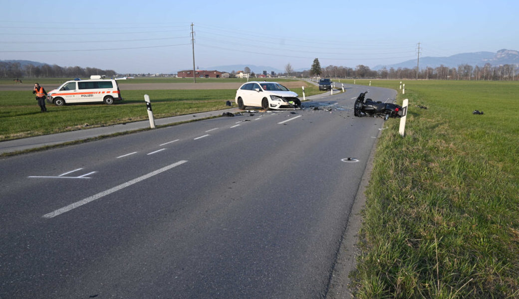  Bei einer Frontalkollision mit einem Auto wurde ein Motorradfahrer schwer verletzt. 