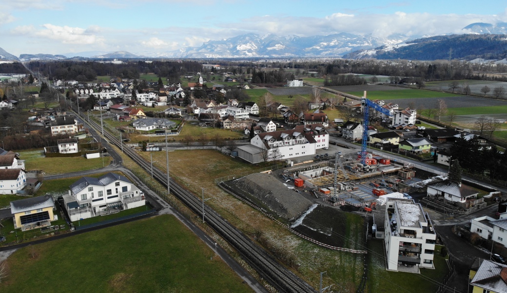 Prozentual stieg die Bevölkerungszahl in der Gemeinde Sennwald am stärksten. Das dürfte auch mit den zahlreichen neu gebauten Wohnungen zusammenhängen. In Salez (Bild) entsteht derzeit eine weitere Überbauung. 