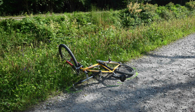 Velofahrer stürzt wegen Regenrinne