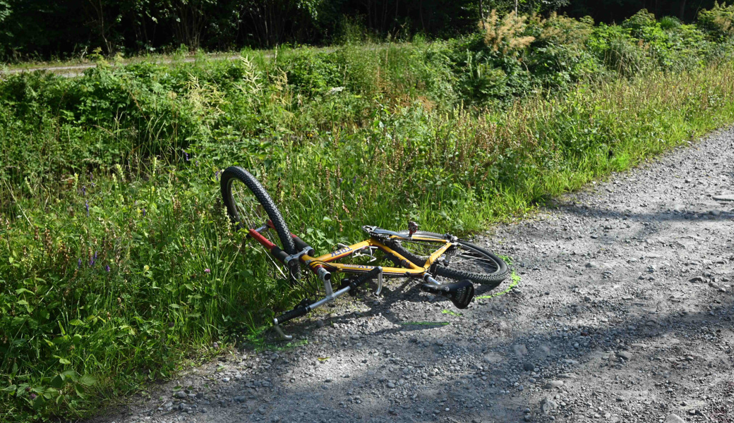 Der verletzte Velofahrer musste ins Spital gebracht werden.