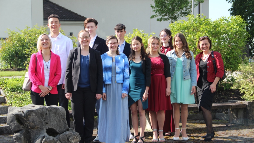 Konfirmation in Sennwald: Die Klasse von Sabine Weber mit Kirchenvorsteherin Caroline Winter und Pfarrerin Nanette Rüegg.