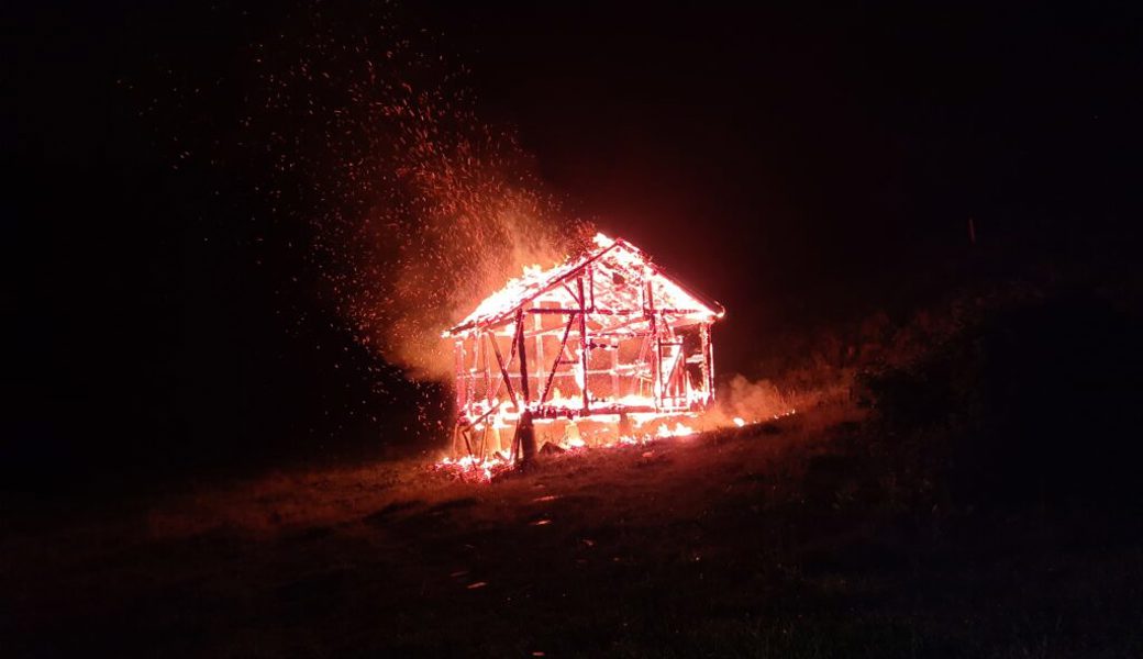  Der Holzschopf brannte lichterloh. 