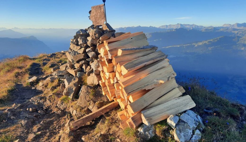  Der Brennholzstapel wartet auf das Feuer. 