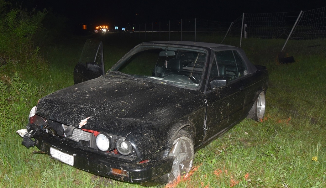 Auto durchschlägt Wildschutzzaun: Fahrer und Beifahrerin verletzte