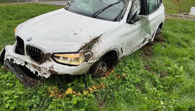 Mehrmals mit Auto überschlagen: zwei Verletzte