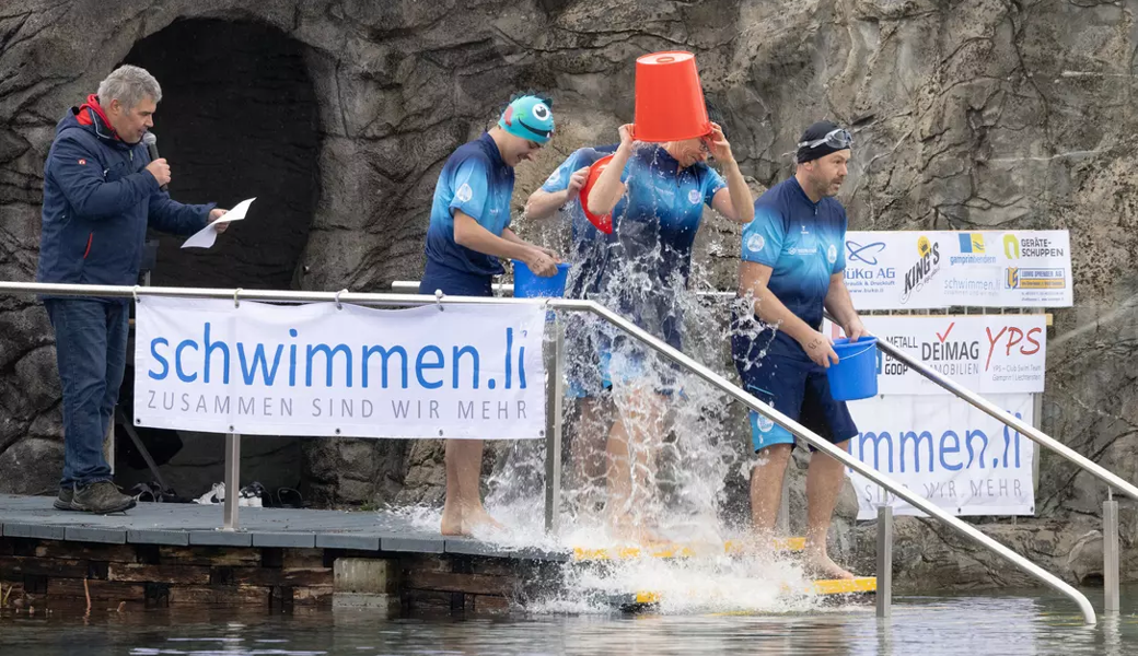 Waghalsiges Schwimmvergnügen in der Gampriner Grossabünt