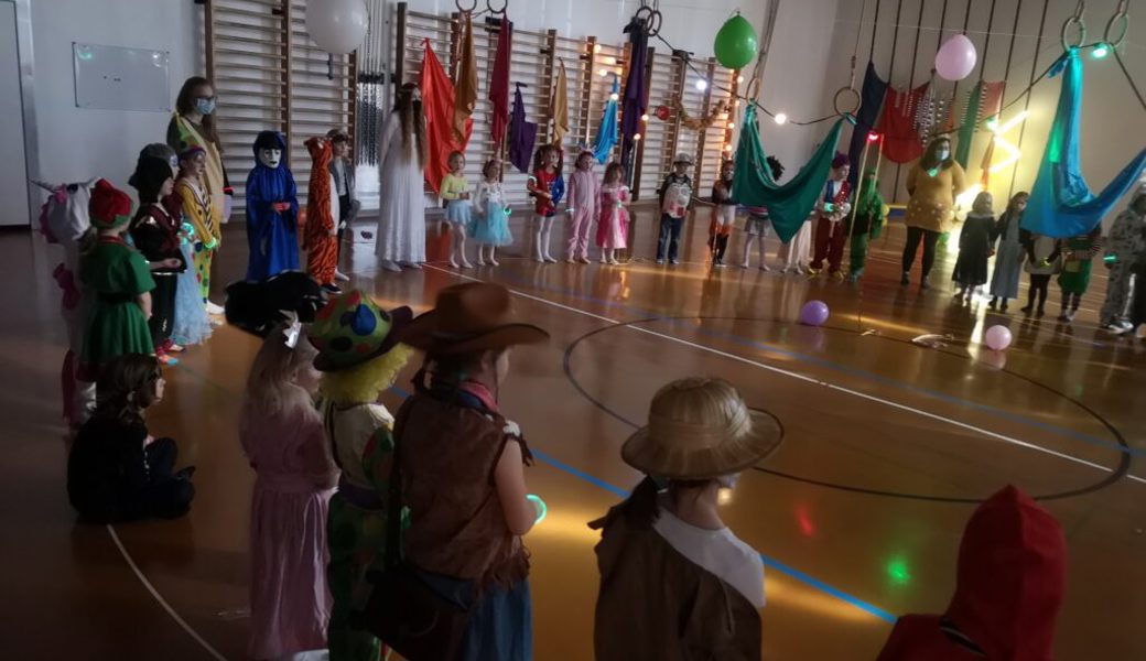 Mahr als 50 Kinder feierten endlich wieder einmal Fasnacht in der Turnhalle