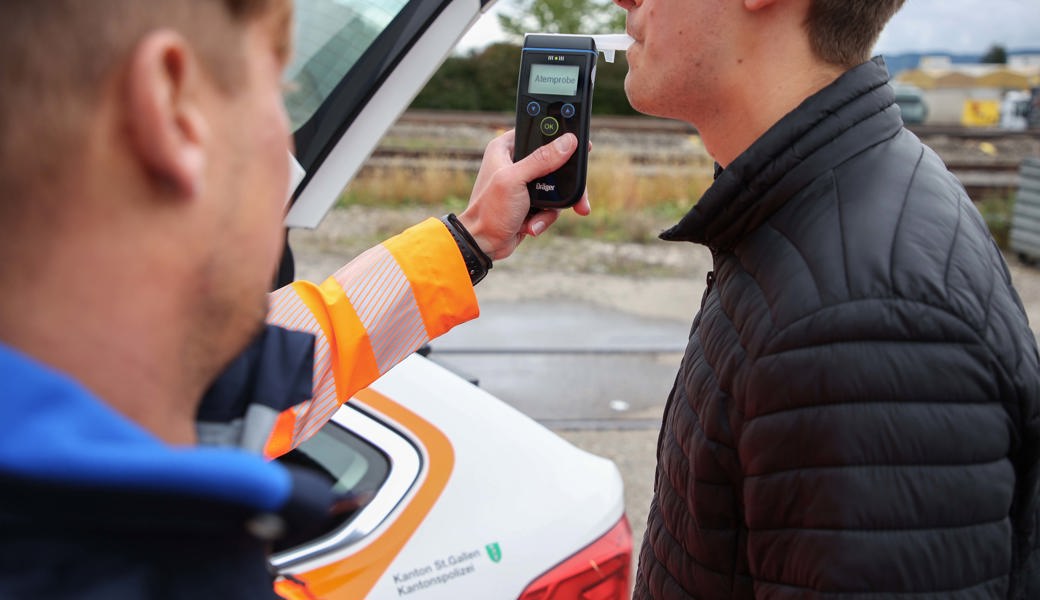 Ein 74-jähriger Autofahrer hat im alkoholisiertem Zustand einen Unfall verursacht und fuhr weiter, ohne sich um den Schaden zu kümmern.