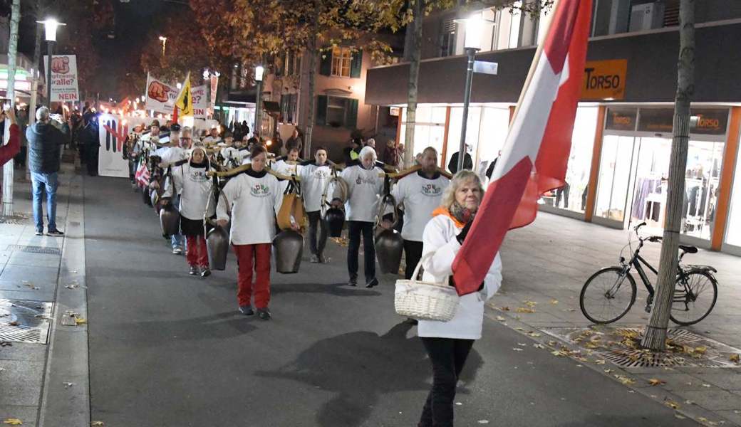 Hunderte folgten dem Aufruf der Freiheitstrychler, sich dem Protestzug gegen die Covidmassnahmen durch die Stadt Buchs anzuschliessen. Hansruedi Rohrer