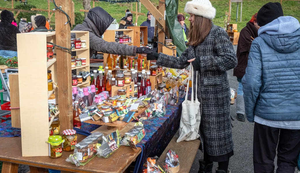 Der Weihnachtsmarkt trotzt dem Wind