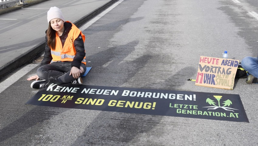 Klimakleber blockierten die Zollbrücke Au-Lustenau.