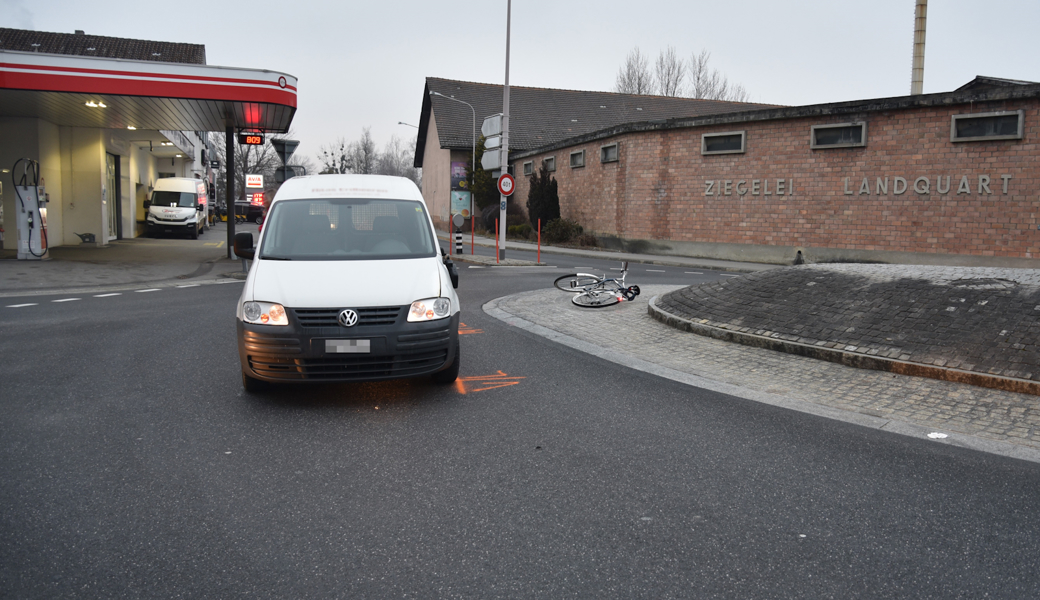 Velofahrer in Kreisel angefahren und verletzt