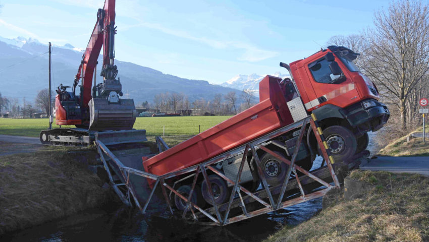  Am 2. März 2021 stürzte die Brücke über den Binenkanal ein. 