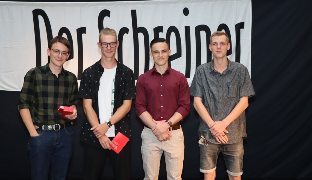 Schlossen ihre Ausbildung mit der Note 5 oder besser ab (von links): Marc Strasser, Maik Kopp, Elia Kaltbrunner und Robin Pfister. 