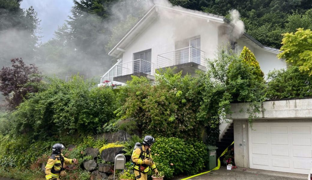  Die Feuerwehr rückte aus, um den Brand zu löschen. Bilder; Kapo SG