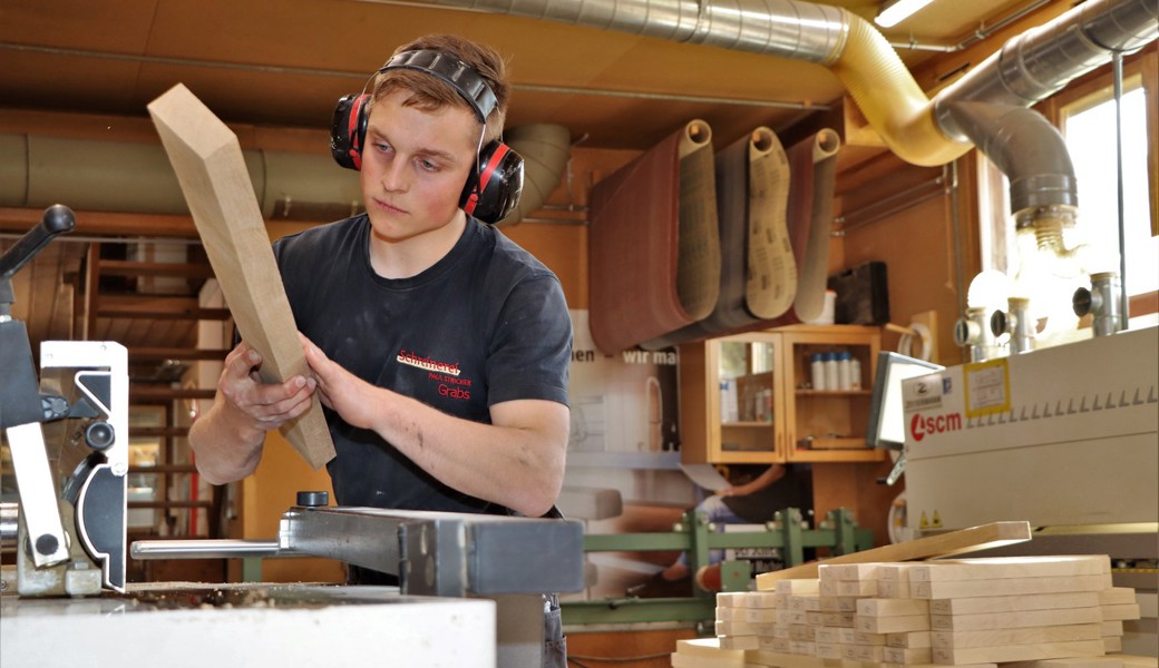  Der Grabser Fabian Tischhauser nimmt an der Schreinermeisterschaft teil und kann sich an dieser für die Nationalmannschaft qualifizieren. Aktuell richtet er in seinem Lehrbetrieb das benötigte Holz für das zu erstellende Werkstück. 