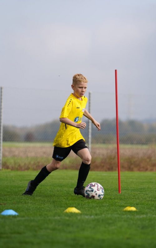  Im Slalom trainieren die Kinder ihre Ball-Agilität. 