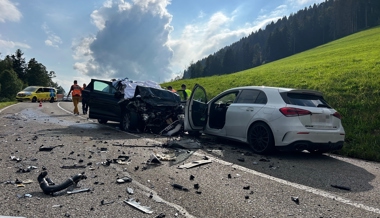 Mit Auto frontal gegen Postauto: Drei Tote bei Unfall am Ricken