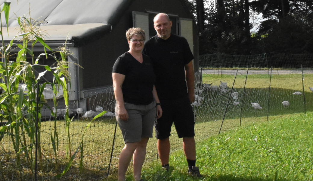 Anita und Peter Hardegger bieten seit 2017 Maispoularden an - ein Erfolgsprojekt.