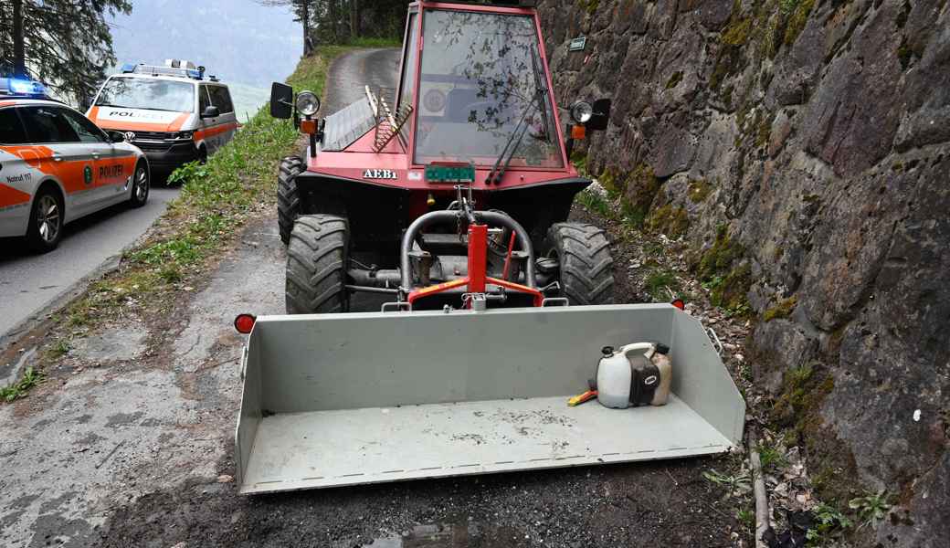 Der 8-Jährige fuhr auf der Schaufel des Motorkarren mit.