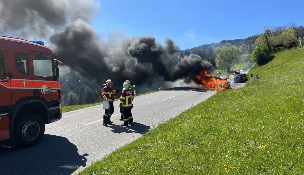  Ausgebrannt: Ein Auto auf der Trogenerstrasse in Altstätten. 