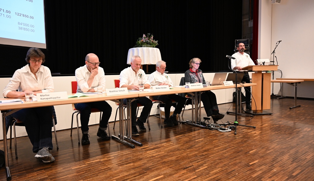 Der Verwaltungsrat der Ortsgemeinde an der Bürgerversammlung im Frühling: Für den nicht mehr antretenden Andreas Vetsch wird hier nächstes Jahr jemand anders Platz nehmen.