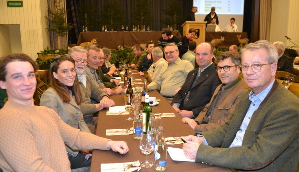  Die Mitglieder der Jagdgesellschaften Churfirsten und Wildhaus Nord nehmen an der Hauptversammlung teil. Bilder: Adi Lippuner