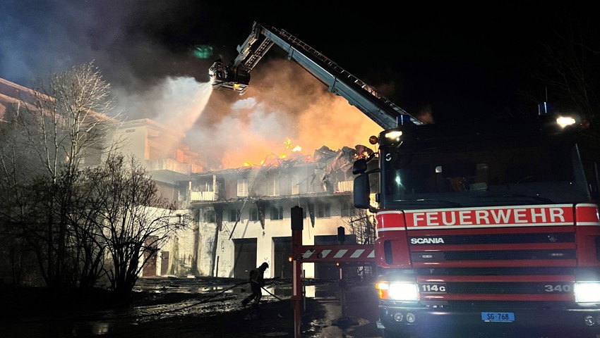 Der Holzbau stürzte während des Brands ein.