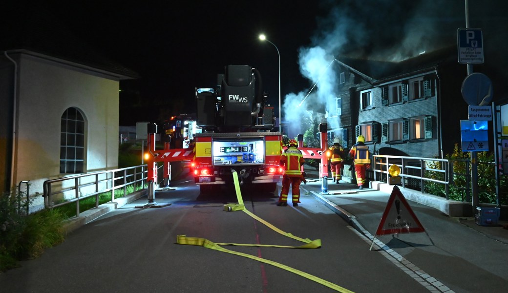 Einsatz der Feuerwehr beim Brand einer Wohnung an der Altendorferstrasse in Buchs.