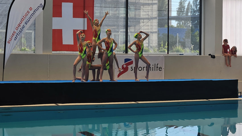 An den Nachwuchs-Schweizermeisterschaften im Artistic Swimming gewannen die unter 12-jährigen Schwimmerinnen des SC Flös Buchs überraschend die Bronzemedaille.