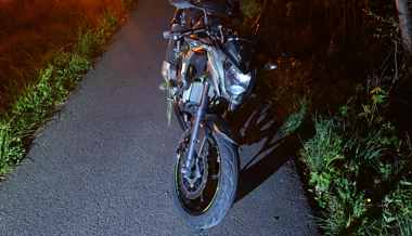 Randstein gestreift und gestürzt: Motorradfahrer verletzt sich