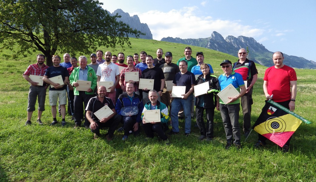 Die Teilnehmenden des Schützenkönigsausstiches des 35. Gamser Emmentaler-Schiessen mit drei Erstplatzierten (kniend vorne, von links): Alfred Keller, Andreas Schweizer und Jürg Brunner sowie Tell-Gams-Fähnrich Roger Lenherr (rechts).