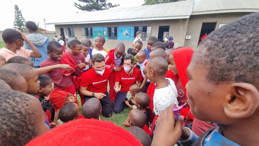  Karl Müller und Claudio Minder beim Spielen mit Kids aus dem Armenviertel in Arusha, Tansania.