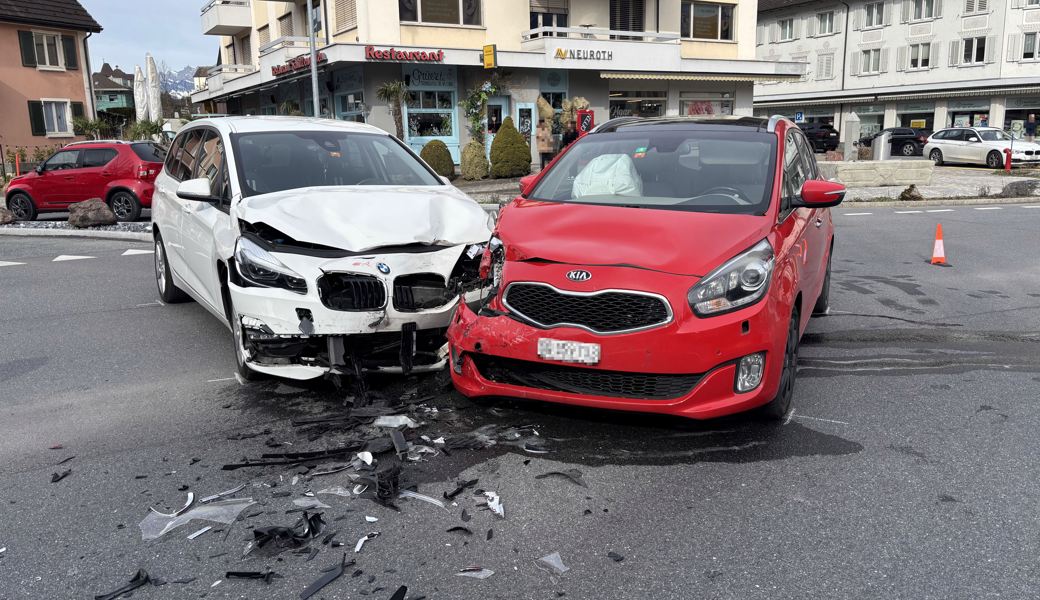 Crash auf der Schwefelbadkreuzung: Ein Verletzter und viel Blechschaden