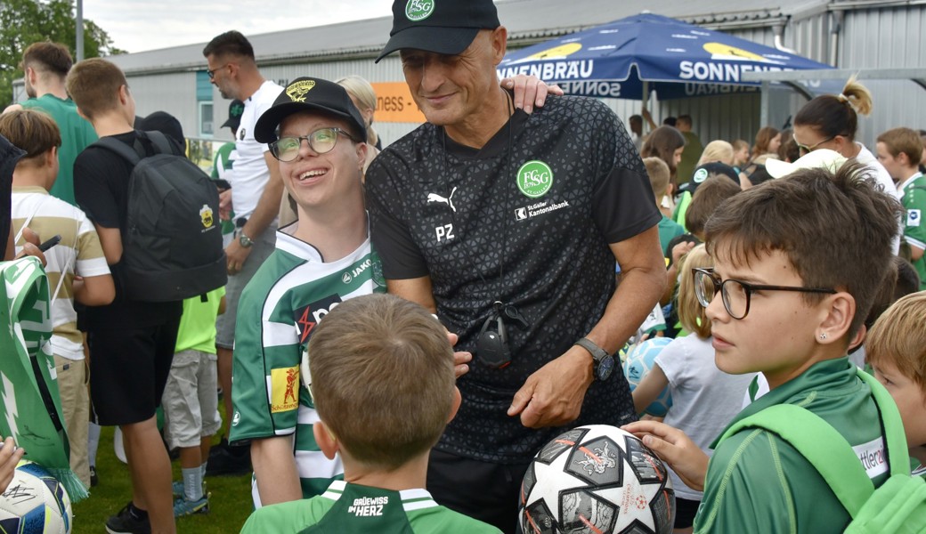 Auch FCSG-Trainer Peter Zeidler ist jeweils für Fotos und Autogramme gefragt, wie hier im letzten Jahr in Altstätten. 